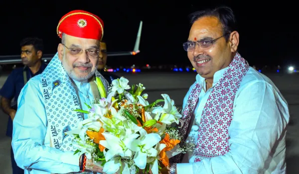 उदयपुर पहुंचे गृह मंत्री शाह... सीएम ने किया स्वागत