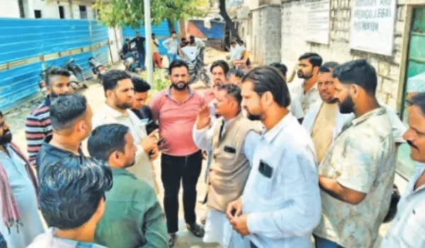 बैरिकेड्स तोड़े... बाइक उड़ाई मासूम की जिंदगी लील गई कार