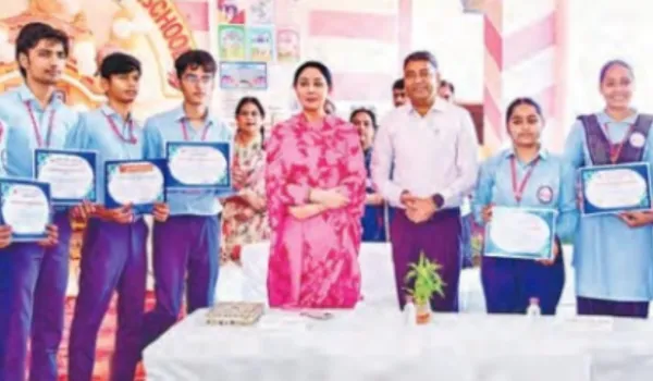 डिप्टी सीएम दीया कुमारी ने बच्चों को बांटे पोर्टफोलियो किट