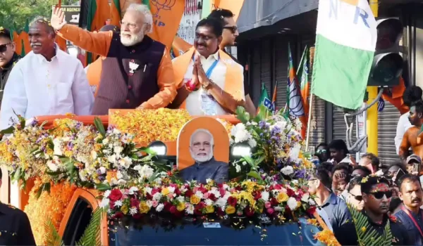 पीएम मोदी का मेगा रोड शो, राजग को वोट देने की अपील