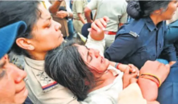 विरोध कर रहे NSUI कार्यकर्ताओं की पुलिस से झड़प, 32 हिरासत में