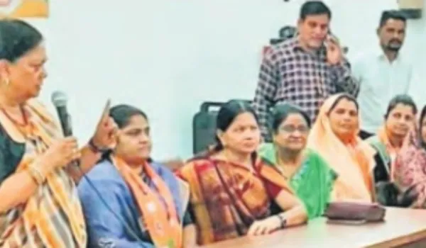 वसुंधरा ने मंच पर महिलाओं को प्राथमिकता देकर दिया संदेश