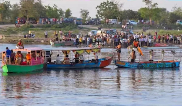 वृंदावन में नाव पलटी, 10 पर्यटकों की गई जान