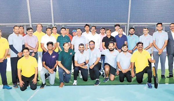 अधिकारियों ने लगाए चौके-छक्के