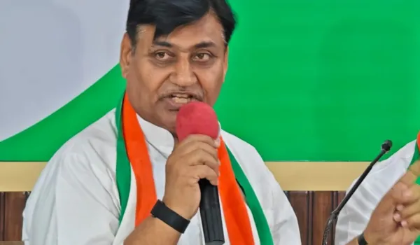 'अपनी संवैधानिक जिम्मेदारी से बच रही है सरकार'