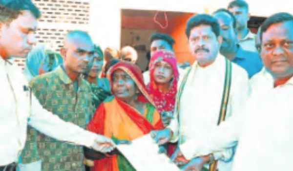 पीड़ित परिवारों को सौंपी सहायता राशि