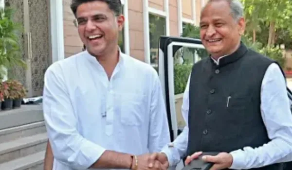 AICC में एक साथ दिखे गहलोत-पायलट, मुस्कुराते हुए मिलाया हाथ