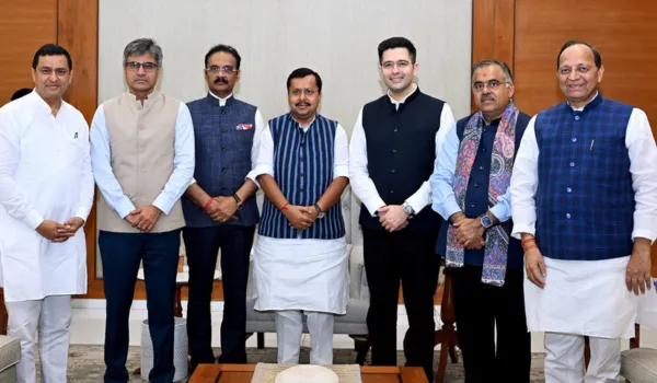 14 साल बाद 'आप' में भूचाल 7 राज्यसभा सांसदों ने छोड़ा साथ