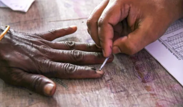 चार बूथों पर पुनर्मतदान 4 को, एआरओ से किया जवाब तलब