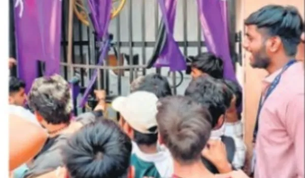 टिकट नहीं मिलने पर भड़के युवा, बैनर फाड़ा-बेंच पलटी