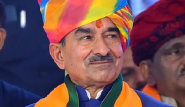 'पायलट अच्छे इंसान... लेकिन गलत पार्टी में, स्वयं विचार करें'