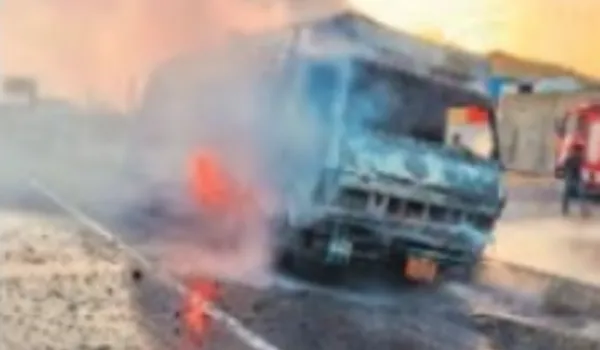 सड़क पर चलते कैंटर में लगी आग, चालक सुरक्षित