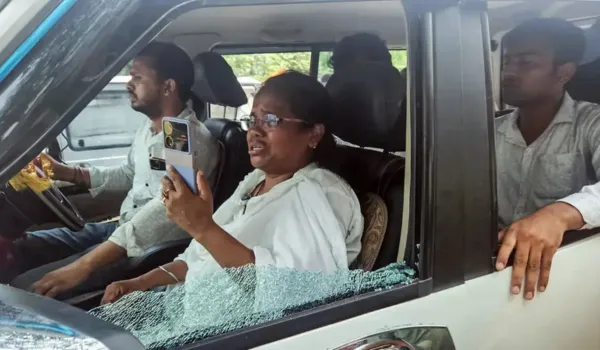 टीएमसी सांसद पर हमला CISF जवान को लगी गोली