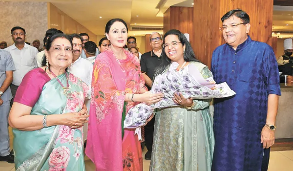 धार्मिक अनुष्ठानों के बीच मनाया अनामिका शर्मा का जन्मदिन