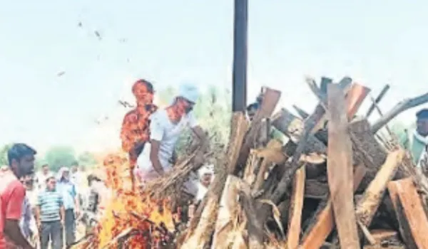 अपने लाड़ले को नम आंखों से दी विदाई