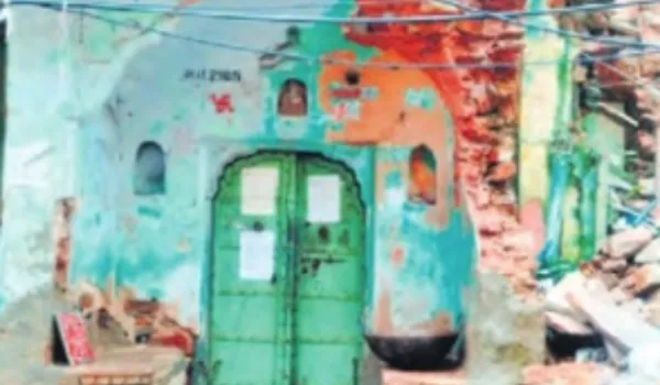 निजी के साथ सरकारी भवनों पर भी निगम ने चस्पा किए नोटिस
