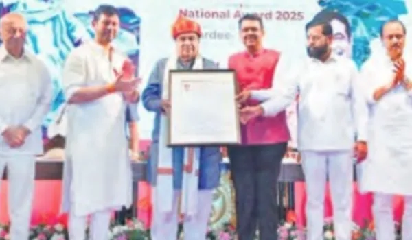 झूठ बोलना या चापलूसी करना राजनीति नहीं
