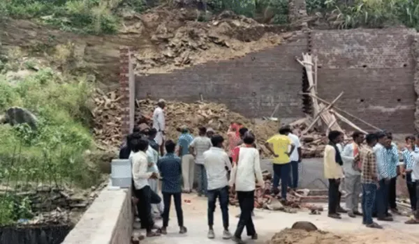निर्माणाधीन दीवार ढही... आठ लोग मलबे में दबे, तीन की मौत