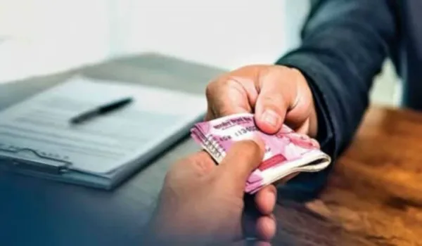 दो पुलिसकर्मियों समेत 4 को रिश्वत लेते दबोचा