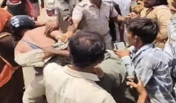 पुलिस से झड़प... वर्दी फाड़ी पथराव-लाठीचार्ज, 2 घायल