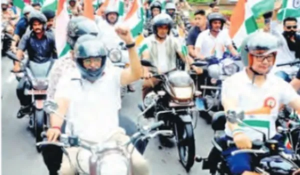 दिल्ली में सांसदों ने निकाली 'हर घर तिरंगा बाइक रैली'