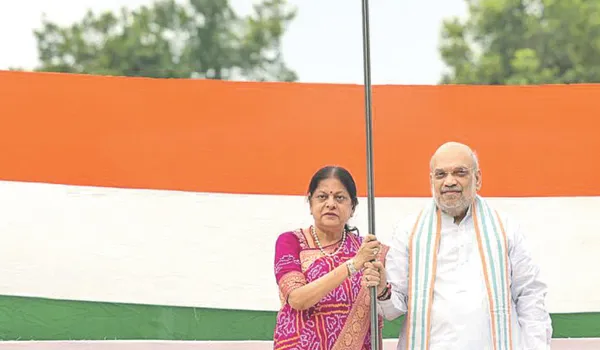 अमित शाह ने घर पर फहराया तिरंगा