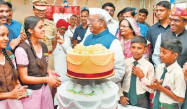 राज्यपाल ने आदिवासियों के बीच मनाया जन्मदिन