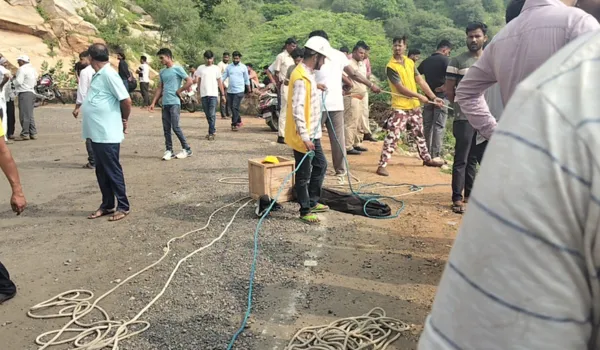250 फीट गहरी खाई में गिरी कार, दो की मौत व 1 घायल