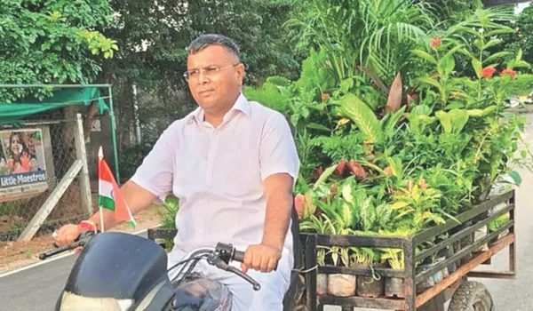 पौधरोपण का ऐसा जुनून... ऑटो-ट्रॉली खुद चलाकर पेड़-पौधे बांट और लगा रहे एक आईएएस