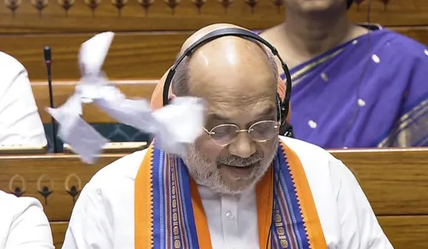 संविधान संशोधन विधेयक की प्रतियां फाडी... कागज उछाले