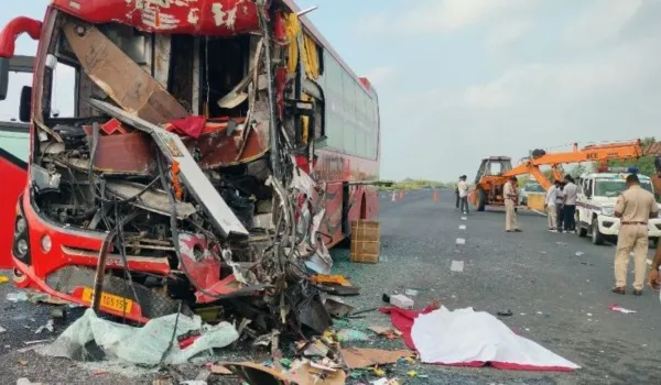 ट्रक में घुसी वैन, दंपती समेत चार की मौत