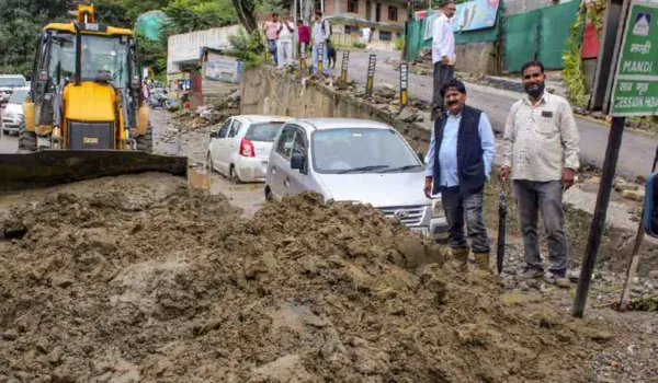 हिमाचल व जम्मू-कश्मीर के कई इलाकों में बाढ़, यातायात बाधित