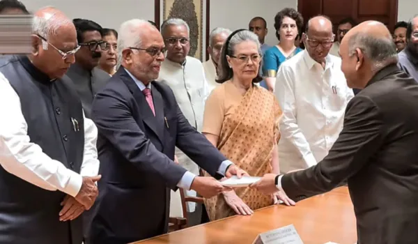 रेड्डी ने दाखिल किया नामांकन