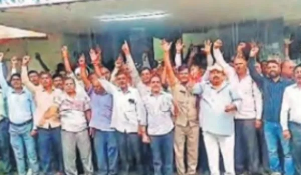 जलदाय कर्मचारियों ने किया प्रदर्शन