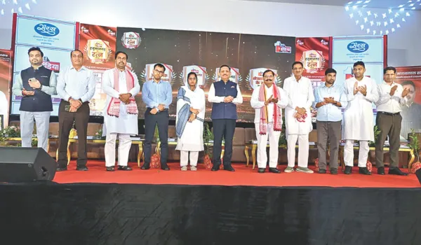 बदलाव के लिए निस्वार्थ परमार्थ करने वाले ही समाज के सच्चे रत्न