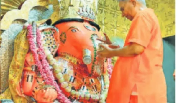 चांदी के सिंहासन पर विराजे गणपति