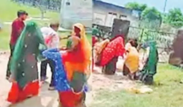 शिक्षक पर छात्रा से छेड़छाड़ का आरोप, महिलाओं ने की धुनाई