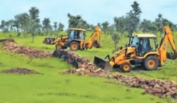 तस्करों के कब्जों पर चला बुलडोजर