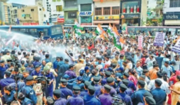 बैरिकेड तोड़ निगम में घुसने की कोशिश, पुलिस से धक्का-मुक्की