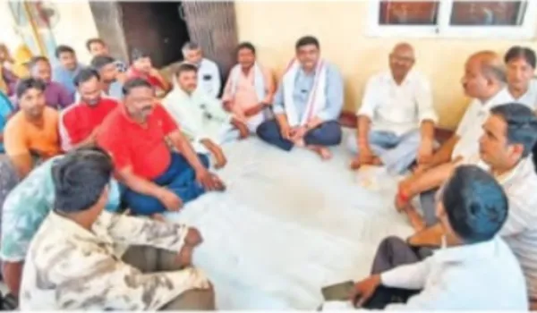अलवर कलेक्टर के खिलाफ 5 घंटे धरने पर बैठे वन मंत्री