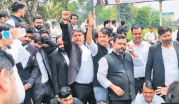 वकीलों का फूटा गुस्सा, लगाया जाम