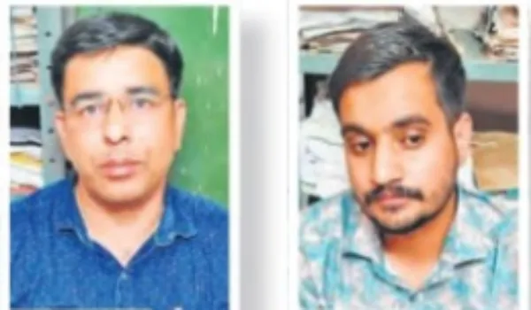 घूस में नकदी के साथ कुर्सियों की भी फरमाइश