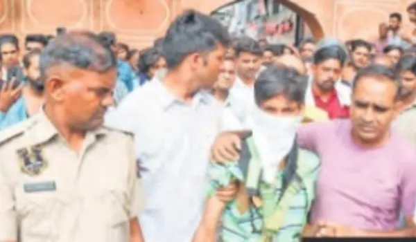 अजमेरी गेट पर चढ़ा छात्र, कूदने की दी धमकी