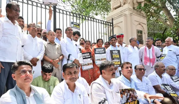 विधानसभा के बाहर बैठे धरने पर, काली पट्टी बांधकर जताया विरोध