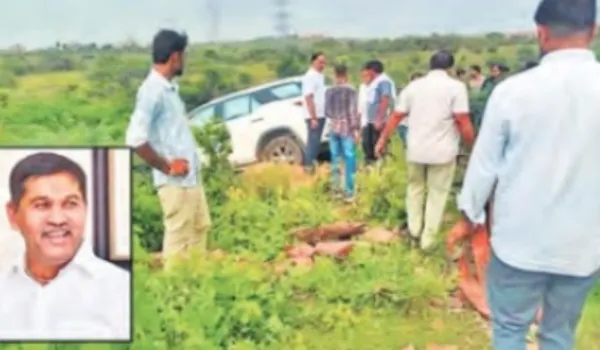 पूर्व मंत्री रमेश मीणा की कार खाई में गिरी, चोटिल
