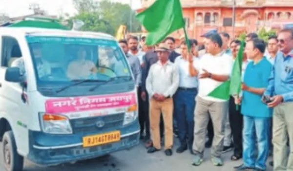 ई-रिक्शा में निकले कमिश्नर, गंदगी मिली तो लगाई क्लास