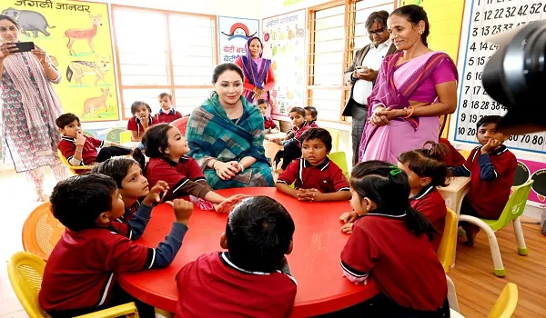 दीया कुमारी ने किया आंगनबाड़ी का निरीक्षण