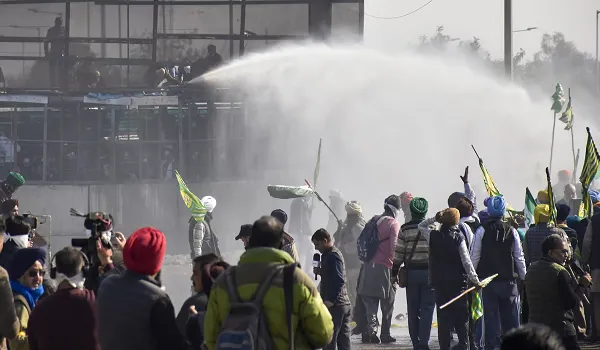 किसानों के मार्च पर फिर से आंसू गैस के गोले और पानी की बौछार