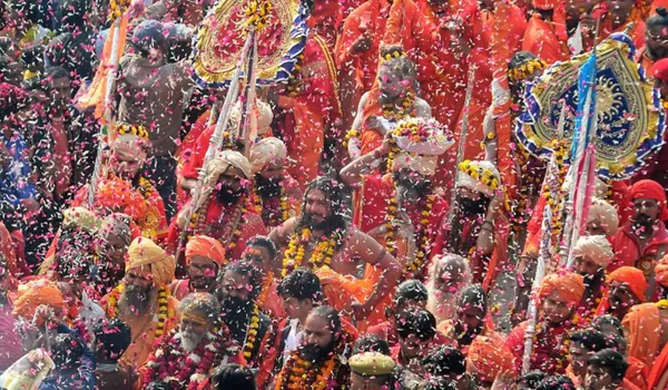 महाकुंभ 2025: अखाड़ों का छावनी प्रवेश शुरू, श्रद्धालुओं ने किया शोभा यात्राओं का स्वागत : धूमधाम से निकली जूना अखाड़े की पेशवाई, संत-महात्मा हुए शामिल