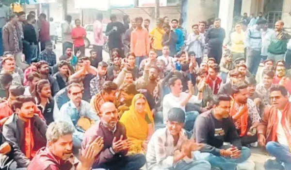 शिव मंदिर में तोड़ी मूर्तियां, लोगों का फूटा गुस्सा, धरना-प्रदर्शन